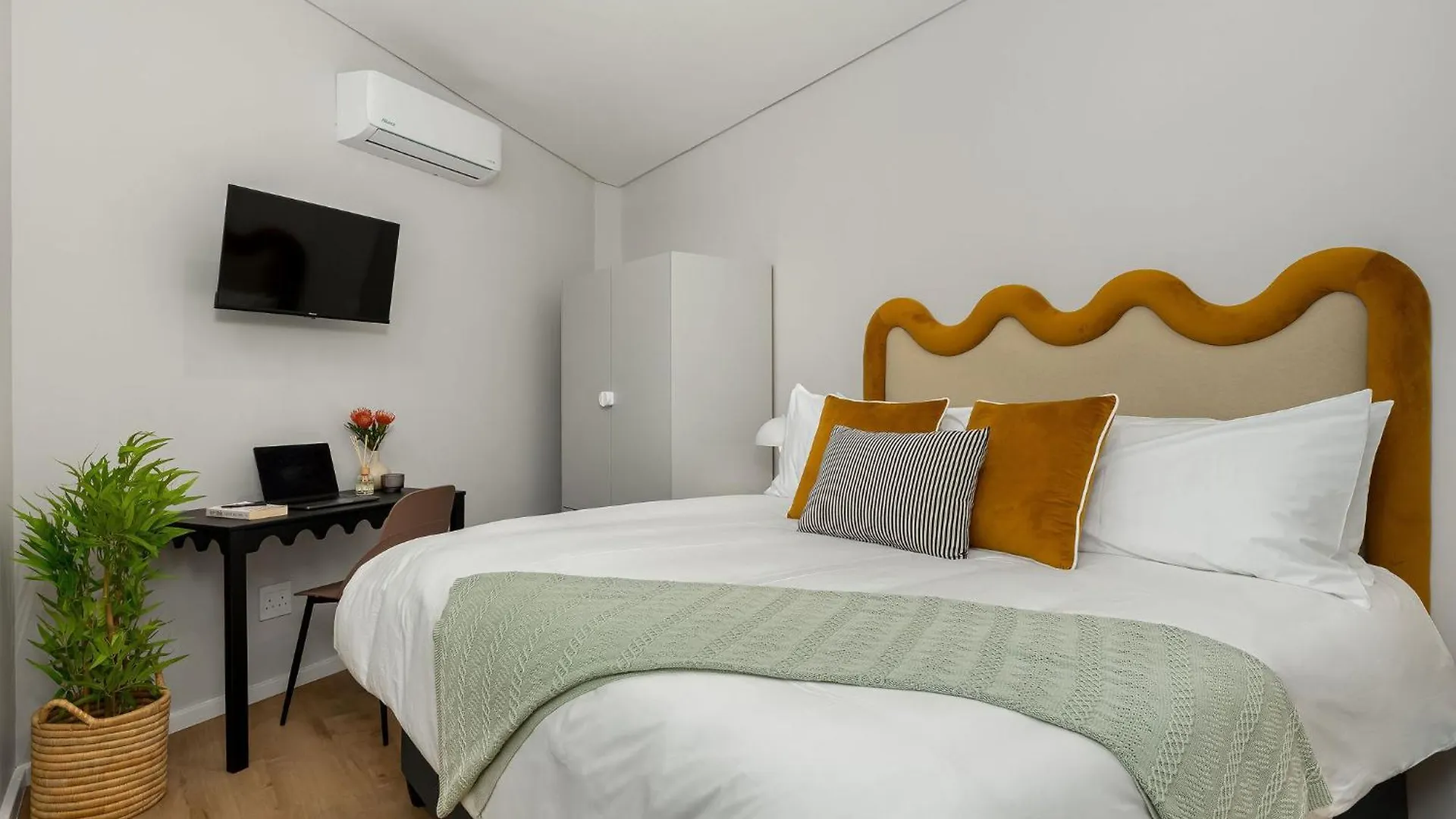 Neighbourgood 1St Crescent Hotel Cape Town Guest house